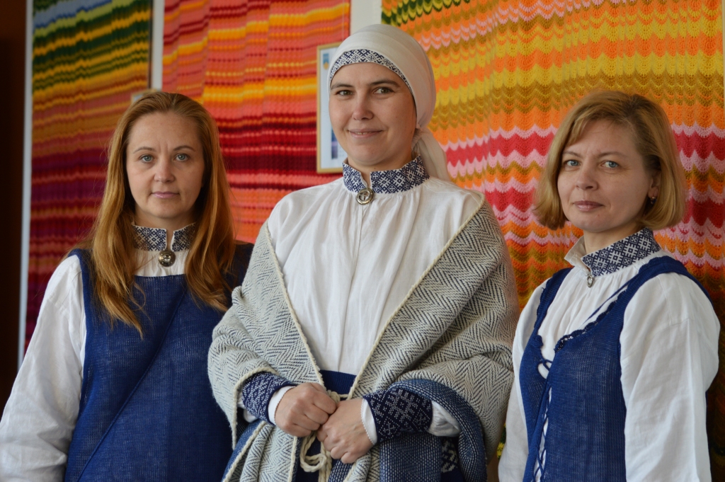 “Smiltenes Pūra lādes” rokdarbnieces Inga Gailuma (no kreisās), Ilze Haka un Evija Šube ir radījušas daudz skaistu darbu, tagad izstādē Smiltenē izlikti laikapstākļu deķi – liecība tam, kāds klimats Smiltenē bijis 2018. gadā.                                                                                                                  
Autors:  SANDRA PĒTERSONE