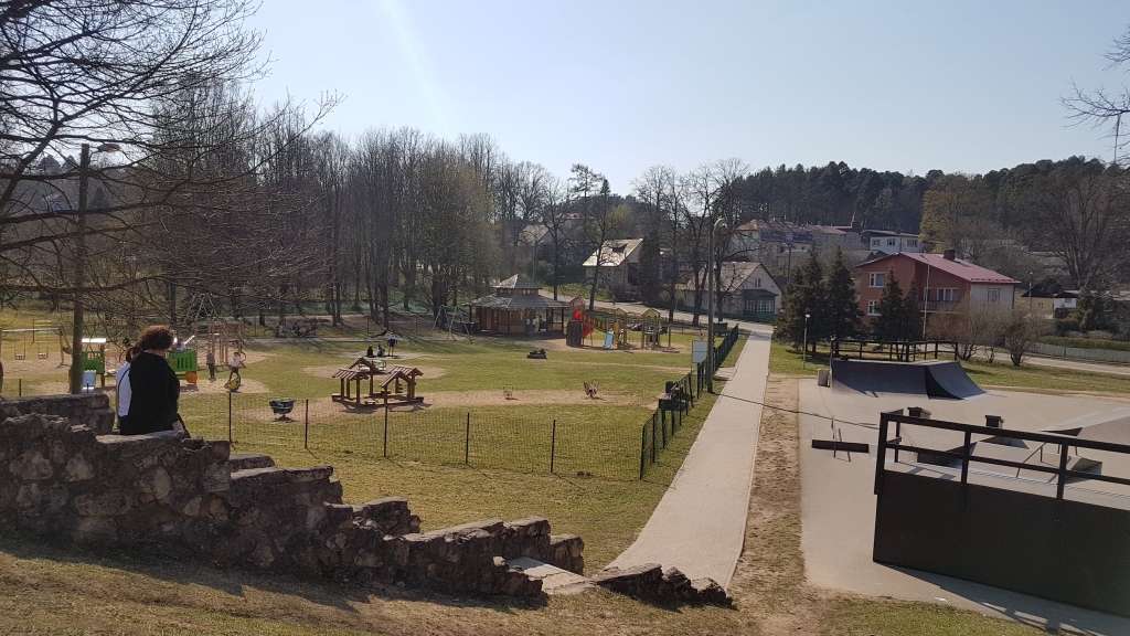 Smiltenes pilsētas rotaļlaukums no aprīļa līdz pat vēlam rudenim ir atvērts apmeklētājiem. Lai atpūtu un rotaļāšanos padarītu drošu, pašvaldība ik gadu veic uzlabojumus, tomēr šopavasar vecākiem ir vēl papildu ierosinājumi Smiltenes novada domei.                                                                                                                                      
Autors:  SANTA SINKA