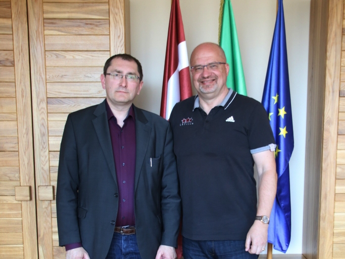 Pirmdien pēc Valkas novada domes priekšsēdētāja Venta Armanda Kraukļa aicinājuma Valkā ieradās satiksmes ministrs Tālis Linkaits. 
Autors:   IVO LEITIS