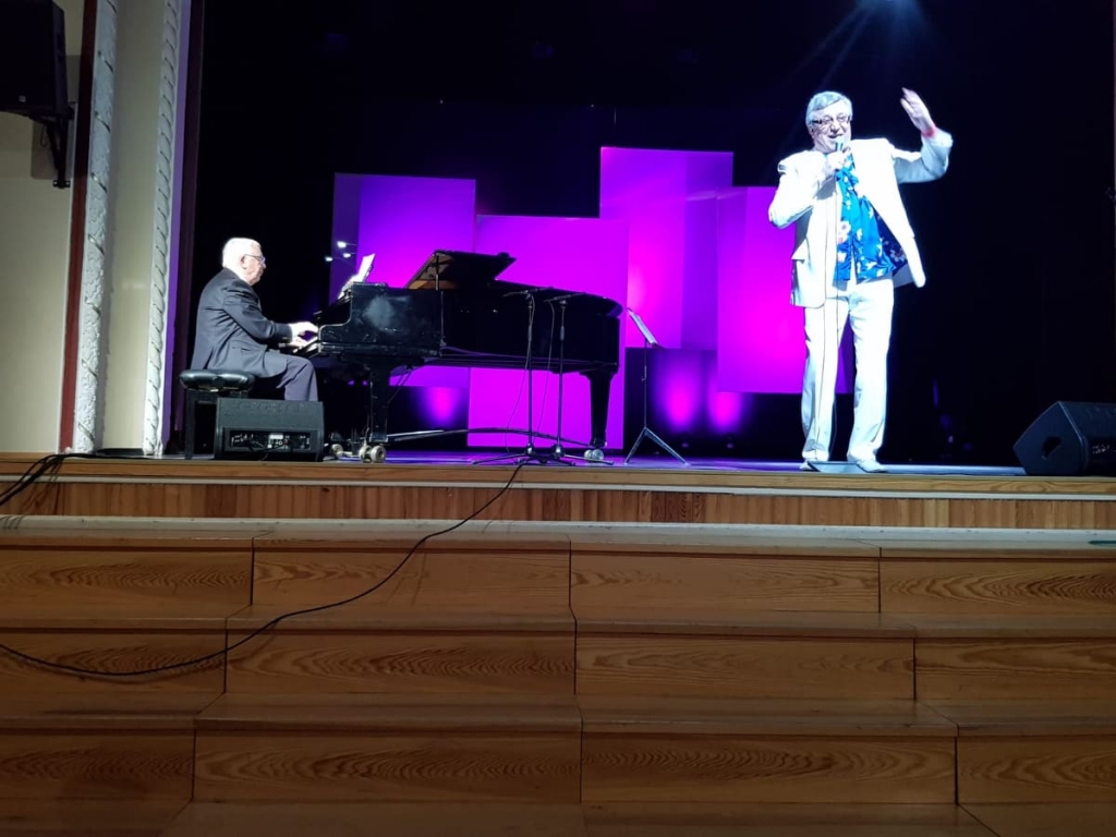Valcēnieši slavē 21. aprīlī Valkas pilsētas kultūras namā notikušo Maestro Raimonda Paula un Andra Bērziņa koncertu, bet tomēr ir, kā tautā saka, viens darvas piliens medus mucā. Proti, apmeklētāji ievērojuši, ka lielā skatuve izskatījās “plika un nožēlojama”, jo uz tās nebija nevienas vāzes kaut vai ar pavasarīgi izplaucētiem zariem. 
Autors:  GUNTA SMANE