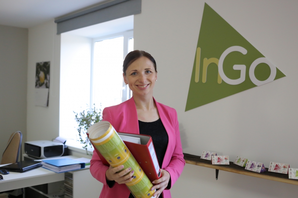 Smilteniete Inga Ērgle pēc Smiltenes ģimnāzijas absolvēšanas, tāpat kā daudzi citi jaunieši, devās uz Rīgu iegūt augstāko izglītību. Pēc studijām viņa galvaspilsētā nodibināja uzņēmumu un pēc savas īpašās receptes sāka ražot musli batoniņus, kurus aktīva dzīvesstila piekritēju un sportistu aprindās atpazīst pēc zīmola “InGo”. Taču Inga ir viena no retajiem, kas atteicās no galvaspilsētas iespējām un atgriezās dzimtajā novadā jau kā uzņēmēja, pārceļot te arī ražošanas procesu.                                                                                                                                                                                                         
Autors:  SANTA SINKA