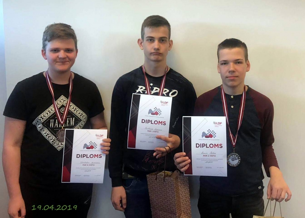 Palsmanietis Kristers Lapiņš (vidū) kļuvis par Latvijas jaunatnes čempionu ātrspēlē 100 lauciņu dambretē. 2. vietā – Reinis Štāls (no labās), 3. vietā - Vsevolods Mitrēvičs.                                                                      
Autors:  PRATALAIKS.LV
