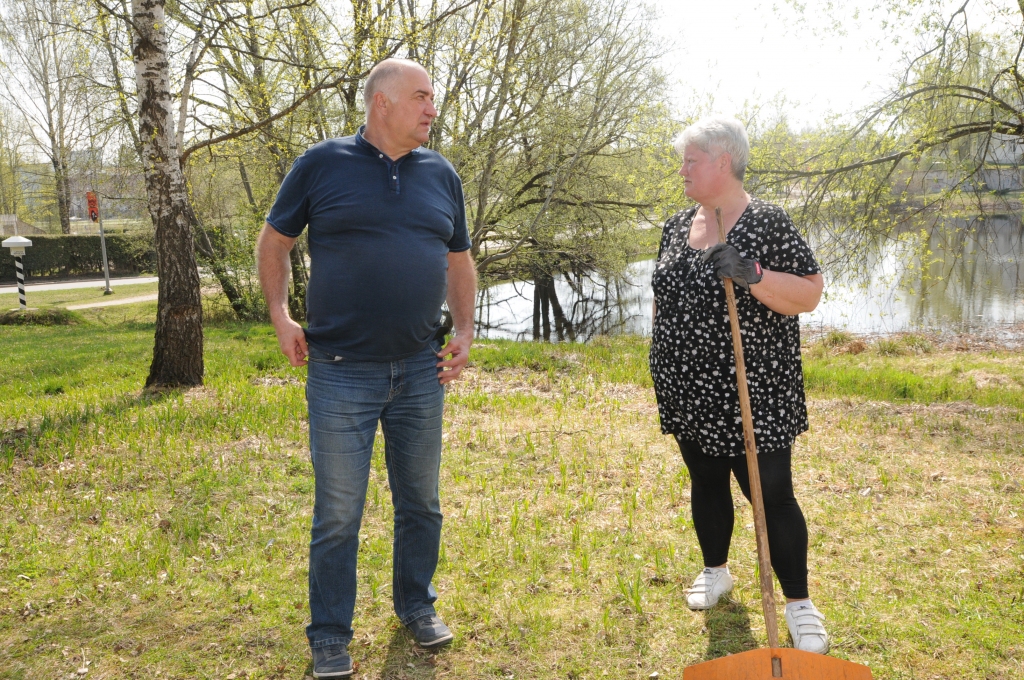 Valcēniete Sandra Veldre kopā ar vīru Andri talkoja no savām mājām netālajā Putras kalnā. Lielās talkas koordinators Valkas novadā Guntis Bašķis (attēlā) pateicas Veldru un Briču ģimenēm par padarītā darba apjomu.