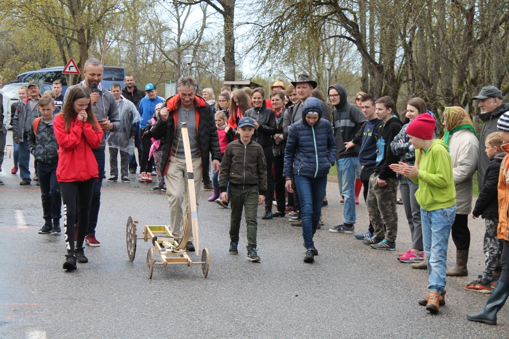 Šo sestdien Kārķu pagasta Meža dienās jau 8. reizi notiks Starptautiskās koka auto sacensības. Tās pulcē ne tikai lielu dalībnieku, bet arī līdzjutēju skaitu.                                                                                                                                                                                                                                                                                                                                            
Autors:  NO PERSONĪGĀ ARHĪVA