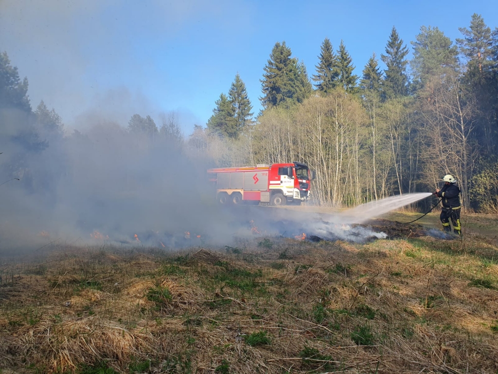 Autors: Kūlas ugunsgrēka dzēšana 29.aprīlī Smiltenē. Foto R. Žeļezkins
