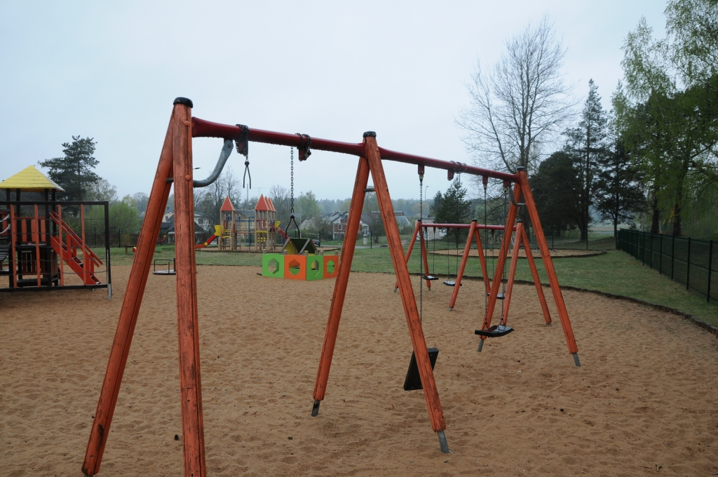 Vakar “Ziemeļlatvija” ieraudzīja, ka Valkas pilsētas bērnu rotaļlaukumā no trim šūpolēm divas ir salauztas.
Autors:  INGA KARPOVA