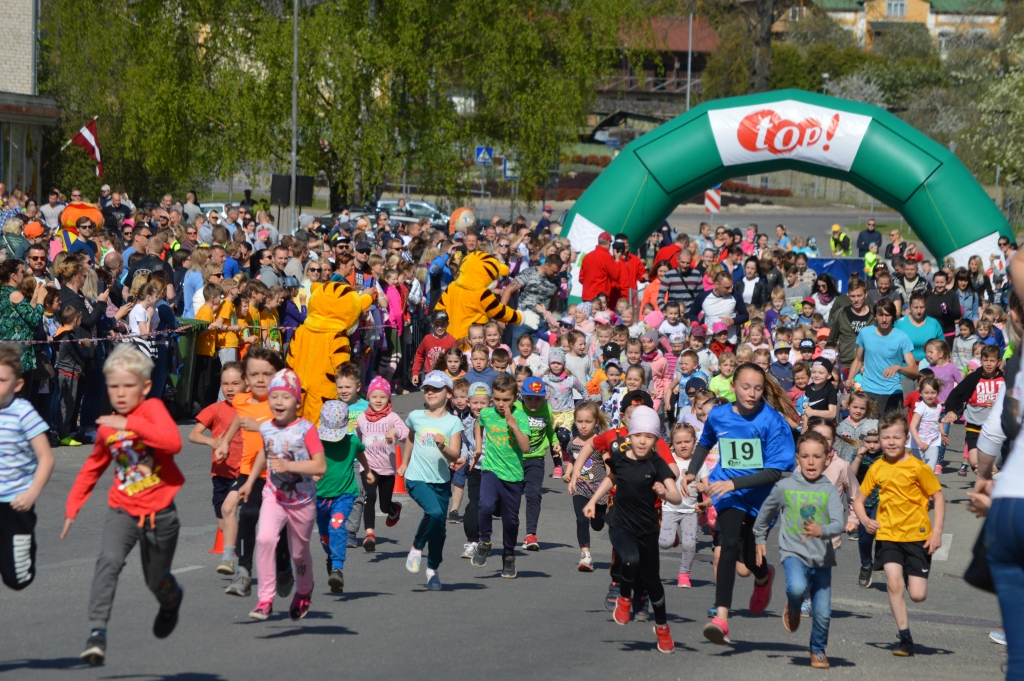 “top! ielu stafetes 2109” ir finišējušas. Lai gan veikalu tīklam “top!” un tā sadarbības partneriem, gan sacensību direktoram Guntaram Marksam un viņa palīgiem pietiek vēlēšanās un uzņēmības sarīkot šo lielisko sporta pasākumu vēl daudz daudz gadu!
Autors:  SANDRA PĒTERSONE