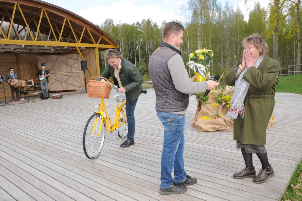 Ieraugot savu sapņu braucamo – dzeltenu ar baltām pumpiņām sieviešu velosipēdu –, Meža dienu idejas autore un organizatore Sandra Pilskalne bija tik pārsteigta, ka tik vien spēja, kā saķert galvu un izsaukties: ”Ārprāts!” Sandrai pārsteigumu pasniedz Meža dienu vadītājs Valters Krauze un Kārķu un Ērģemes pagastu pārvalžu vadītājs Pēteris Pētersons.