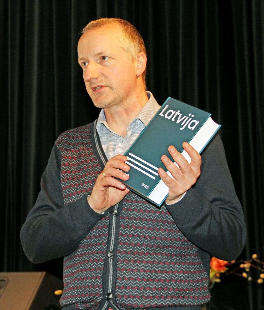 “Enciklopēdija ir process, kur nepārtraukti kaut kas mainās. Mūsu uzdevums ir nemitīgi “uzķert”  jaunāko,” saka Nacionālās enciklopēdijas “Latvija” galvenais redaktors Valters Ščerbinskis.         
Autors:  Līga Vīksna