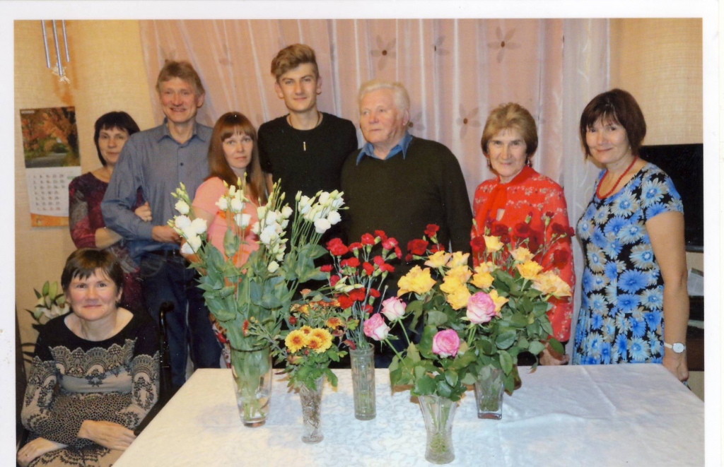 Svētku reizēs un jubilejās bērni ar ģimenēm ierodas pie mammas Dzintras Pandalones (otrā no kreisās). Mammu 75 gadu jubilejā apsveica meita Līga (pirmā no kreisās), vīrs Uldis, mazdēls Jānis, otra mazdēla Mareka (viņš fotografē svētku brīdi) draudzene Evija, dēls Aigars ar sievu Agitu un meita Ginta.                                                                                                                                                                                                                                           
Autors:  NO PERSONĪGĀ ARHĪVA
