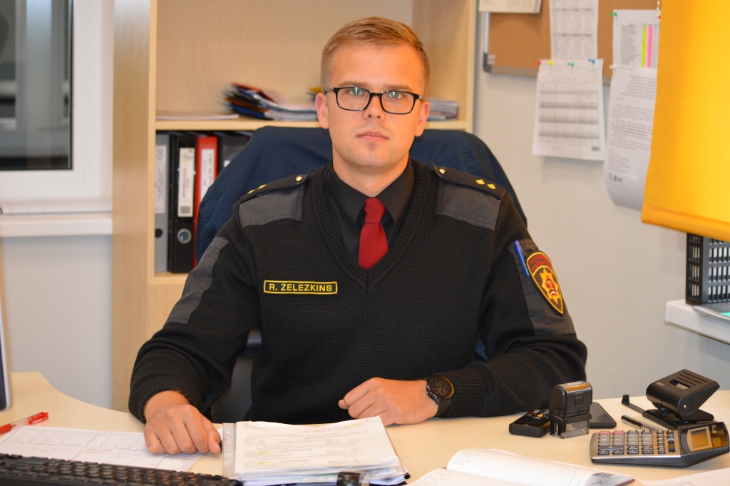 Šo piektdien, 17. maijā, ikvienu interesentu ciemos gaidīs Valsts ugunsdzēsības un glābšanas dienests visās savās daļās un posteņos. “Arī mums būs būs, ko stāstīt un rādīt. Gaidīsim!” teic VUGD Smiltenes posteņa komandieris Renārs Žeļezkins. 
Autors: Sandra Pētersone