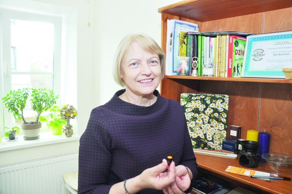 “Ja enerģijas ir par daudz, to nepieciešams apslāpēt. Lai nomierinātos, pameditētu, var tamborēt, zīmēt. Bet ķermeni var harmonizēt arī ar procedūru palīdzību,” saka praktiķe Rita Rozentāle.
Autors:  DAINIS ĢELZIS