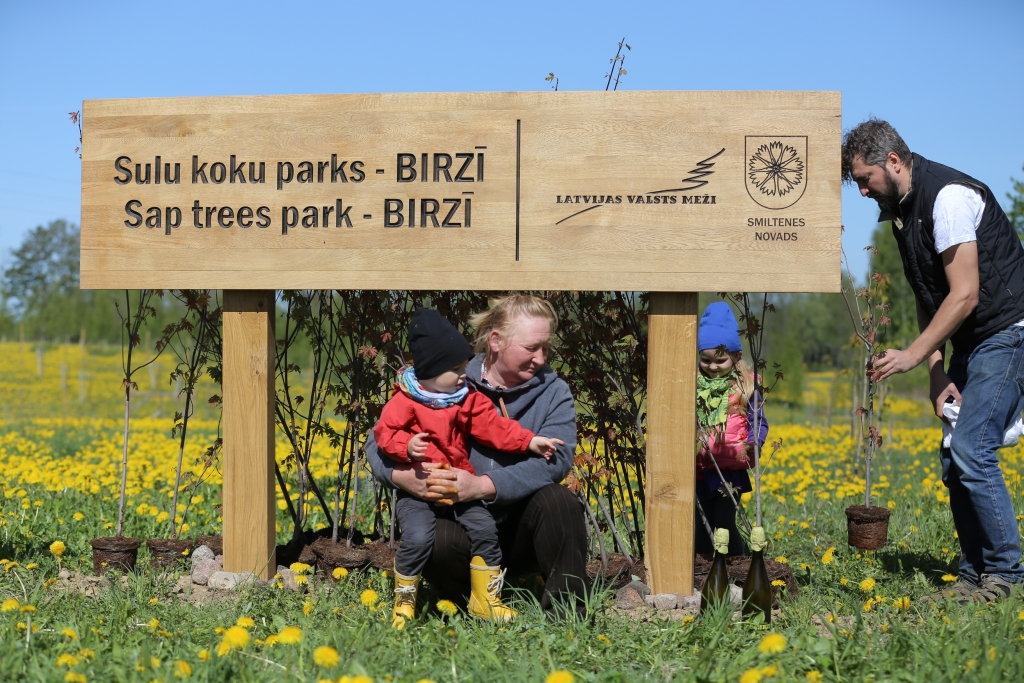 Brantu pagasta “Kainaižos” līdzās dzirkstošo bērzu sulu “BIRZĪ” ražotnei izveidots pasaulē pirmais Sulu koku parks. Koku stādīšanas talkā trešdien tika atklāta parka plāksne, kas ikvienam garāmbraucējam vēstīs par unikālo objektu.                                                                                                       
Autors: SANTA SINKA