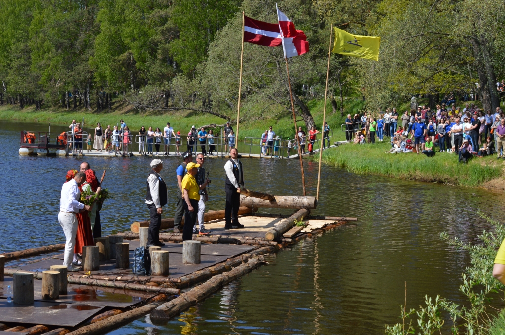 Gaujas plostnieku amata prasmes 2018. gadā tika iekļautas  Latvijas Nacionālajā Nemateriālā kultūras mantojuma sarakstā. Šogad plostnieku svētkos  tas tika īpaši uzsvērts kā liels notikums, jo strencēniešiem un viņu domubiedriem dos iespēju turpināt atdzīvināt un uzturēt izzūdošo koku pludināšanas tradīciju.                                                                                                     
Autors: SANDRA PĒTERSONE