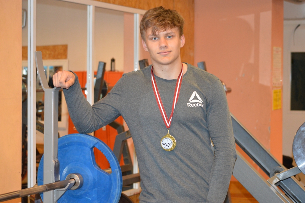 Smiltenietis Daniels Sindijs Blāķis izcīnījis Latvijas čempiona  titulu spēka trīscīņā, ievērojami uzlabojot savu rezultātu.