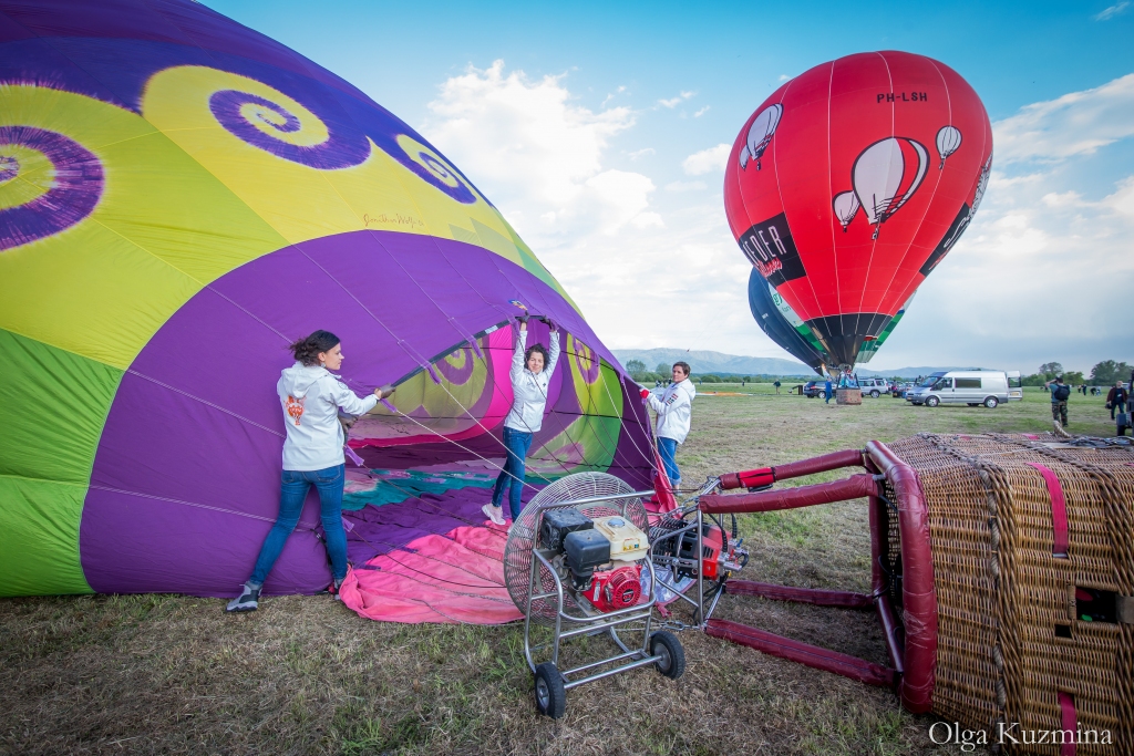Dalība gaisa balonu festivālā “Croatia hot air balloon rally 2019” Horvātijas zaļajā šūpulī Zagorje reģionā bija netverama un emociju ziņā sniedzās pāri Everesta virsotnei. Šķiet avantūra, taču gaisa balons, tāpat kā lidmašīna, ir viens no aviācijas transporta līdzekļiem, uz kuru attiecas visi aviācijas likumi un gaisa telpas izmantošanas noteikumi. Man bija tas gods būt “Sky Amazons” apkalpē jeb komandā un pārstāvēt Latviju festivālā, kurā dalībnieku vidū bija piloti no Horvātijas, Austrijas, Slovēnijas, Francijas un vēl citām valstīm. Komandas dalībniecēm pieredzējusī un balonistu vidū labi zināmā pilote Inga Ūle deva instruktāžas balona sagatavošanai startam, to var redzēt arī fotogrāfijā (apvalka piepildīšana ar aukstu gaisu, bet pēc tam – ar karstu), izjaukšanai un sapakošanai pēc lidojuma. Ārvalstu mediju uzmanību festivālā Latvijas komanda piesaistīja ar to, ka bija vienīgā, kuras sastāvā bija tikai sievietes.                                                                                                                                           
Autors:  OLGA KUZMINA