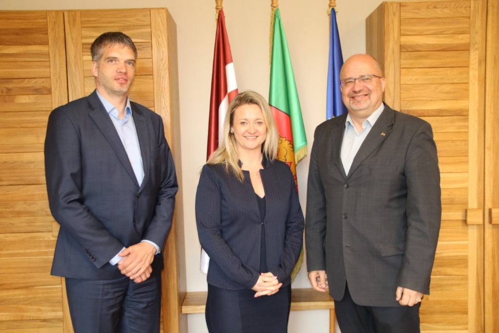 Šomēnes Valkas novada domes priekšsēdētājs Vents Armands Krauklis  pašvaldībā uzņēma Latvijas Viesnīcu un restorānu asociācijas prezidentu un “MOGOTEL Hotel Group” finanšu kontrolieri Jāni Pinni un “MOGOTEL Hotel Group” pārdošanas nodaļas vadītāju Sandu Rozi, lai pārrunātu iespējamās sadarbības iespējas nākotnē. Pašvaldība meklē investoru triju vai četru zvaigžņu viesnīcai Valkā.                                 
Autors:  VALKAS NOVADA DOME