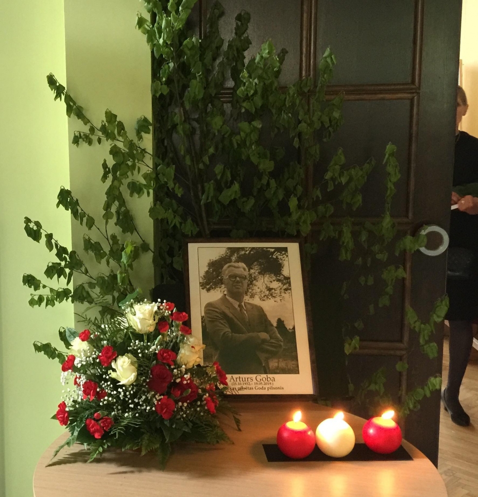 Pavadītāji no Artura Gobas atvadījās Jāņa Cimzes Valkas mūzikas skolas zālē.                            
Autors:   INGŪNA JOHANSONE