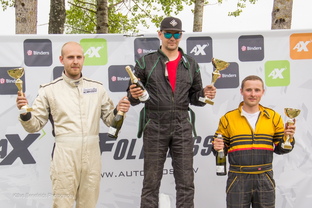 Pēc uzvarām pagājušajā gadā un neveiksmes pirmajā posmā šajā sezonā uz goda pjedestāla augstākā pakāpiena atkal stāv autosportists no Valkas Māris Zālītis.                                                                                  
Autors:  KLĀVS BENEFELDS