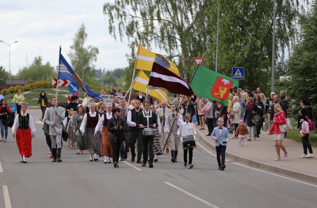 Pēc vairāku gadu pārtraukuma Smiltenē vasaras sezonu atklāj ar krāšņu dalībnieku gājienu, kurā piedalījās dejotāji no Smiltenes, Valkas un Burtnieku novadiem, kā arī pašvaldības un kultūras iestāžu pārstāvji. Svētku dalībnieku gājiens iesākās pie Smiltenes pilsētas Kultūras centra, tālāk veda cauri pilsētas centram un noslēdzās Jāņukalna brīvdabas estrādē.                                                                                                                                                        
Autors:  SANTA SINKA