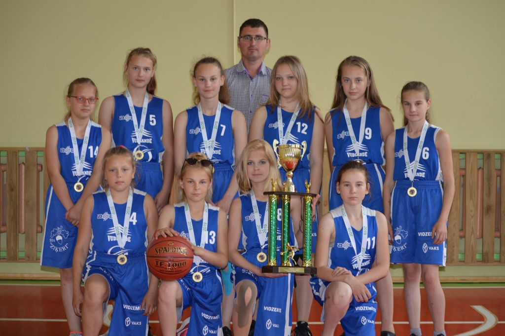“Sākumā pat prieka asaras bija acīs,” atgriežoties mājas, emocijas basketbola turnīrā Zviedrijā atceras Smiltenes sporta skolas meiteņu komanda (attēlā – kopā ar treneri Dzintaru Ziediņu). Uzvara kopvērtējumā iegūta, pateicoties saliedētai komandas spēlei.