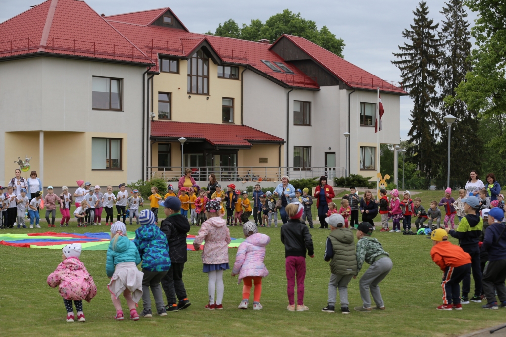 Pirmo reizi novada vēsturē Smiltenes bērnudārzā “Pīlādzītis” sporta svētki “Draudzējamies sportojot!” pulcēja bērnus no visa novada. “Pīlādzītī” ciemojās un svētkos līdzdarbojās pirmsskolas vecuma bērni no Variņiem, Palsmanes, Bilskas, Launkalnes un Smiltenes vidusskolas.                     
Autors:  SANTA SINKA
