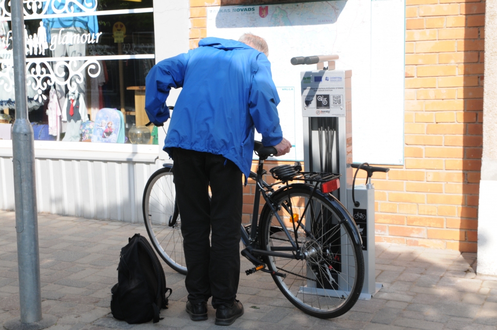 Lai valcēniešiem un tūristiem, kas ceļo ar velosipēdiem, nebūtu jādodas uz degvielas uzpildes stacijām piepumpēt riepas, pie tūrisma informācijas biroja ir uzstādīts pašapkalpošanās stends.                               
Autors:   INGA KARPOVA