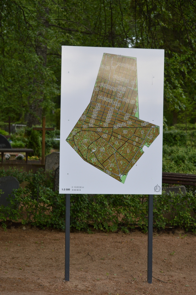 Smiltenes pilsētas kapsētās izlikti stendi ar kartēm, lai cilvēkiem pirms kapavietas uzturēšanas līguma slēgšanas būtu vieglāk norādīt  kapu dārza atrašanās vietu.                                                                
Autors:  SANDRA PĒTERSONE