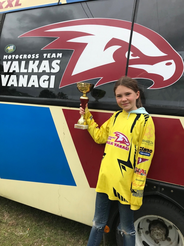 Aizvadītajās sacensībās Ķegumā “Valkas vanagu” komandā vislabākos panākumus guva jaunā motobraucēja Suzanna Gredzena. 
Autors:  GITA GREDZENA