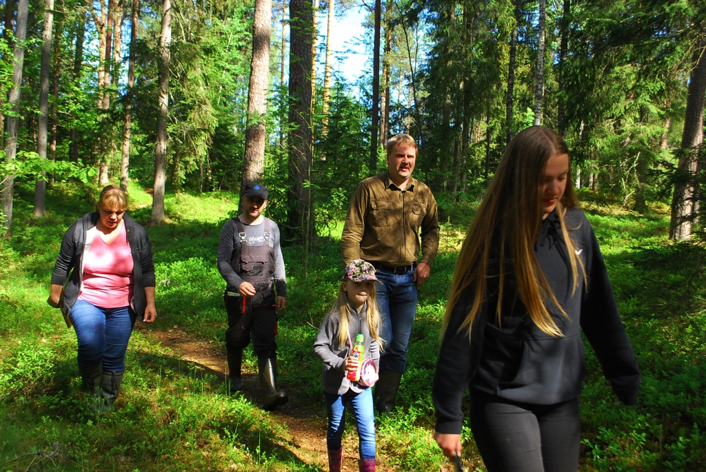 Pārgājiens pa Zīles un Vekšu dabas takām un zemnieku saimniecības “Vekši” apsaimniekoto teritoriju saimnieku Sanitas un Aiņa Āboliņu pavadībā.                                     
Autors:  ANCE ANDRĒJEVA-EMPELE
