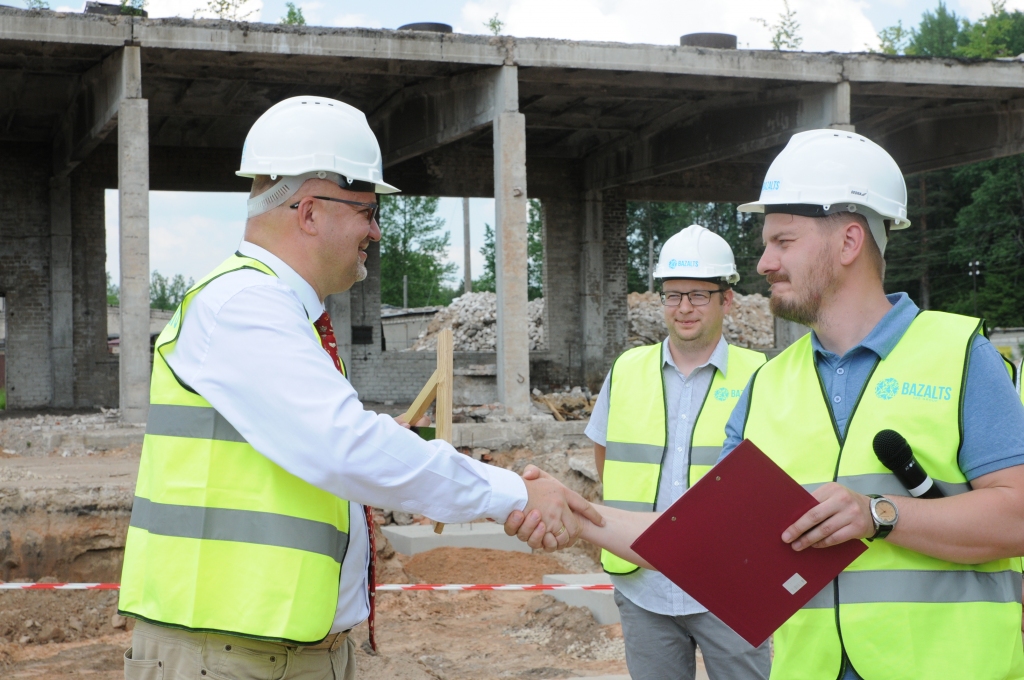 Valkas novada domes priekšsēdētāja Venta Armanda Kraukļa un Ērģemes un Kārķu pagastu pārvalžu vadītāja Pētera Pētersona ilgtošas un neatlaidīgas sadarbības rezultātā Kārķos taps mūsdienīga mēbeļu ražotne.                                                                                                                           
Autors:   INGA KARPOVA 