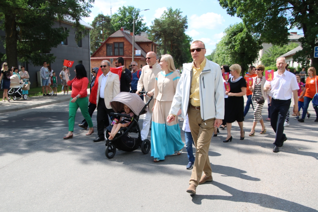 Svinot dvīņupilsētu Valkas un Valgas 435 gadu jubileju, visvienojošākais un interesantākais pasākums notika aizvadītajā svētdienā – pilsētu festivāla ietvaros norisinājās Valkas un Valgas iedzīvotāju svētku gājiens. Ņemot vērā, ka tas notika pirmo reizi, tas bija kaut kas grandiozs! Tā atzina ne tikai skatītāji, bet arī paši gājiena dalībnieki. Prieks, ka īpaši izcēlās Valka. Gājiena sākumā stilizētos latviešu tautas tērpos gāja Valkas novada domes priekšsēdētājs Vents Armands Krauklis un kundzi Līgu, Valgas pagasta pārvaldes valdes priekšsēdētājs Margus Lepiks un Valkas sadraudzības pilsētas Čamlijailas delegācija. 
Autors: IVO LEITIS