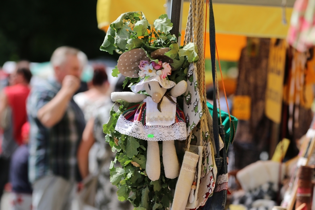 Līdz 17. jūnijam amatniecības, lauksaimniecības un pārtikas produktu tirgotājiem ir iespēja pieteikt dalību Jāņu ielīgošanas tirdziņā Smiltenē. 
Autors:  SANTA SINKA