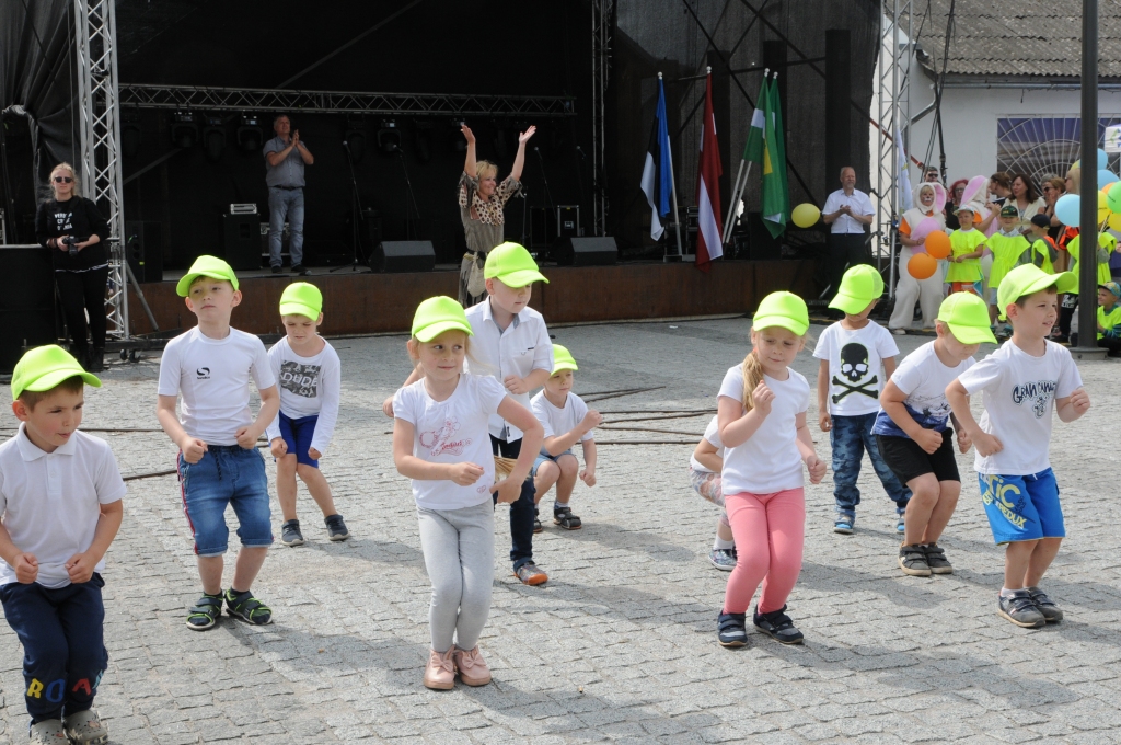 Valkas speciālās pirmsskolas izglītības iestādes “Pumpuriņš” audzēkņu ritmiskais un atraktīvais priekšnesums rosināja arī pārējos kustēties līdzi dejai.                                                                                                                                                                                                           
Autors:   INGA KARPOVA