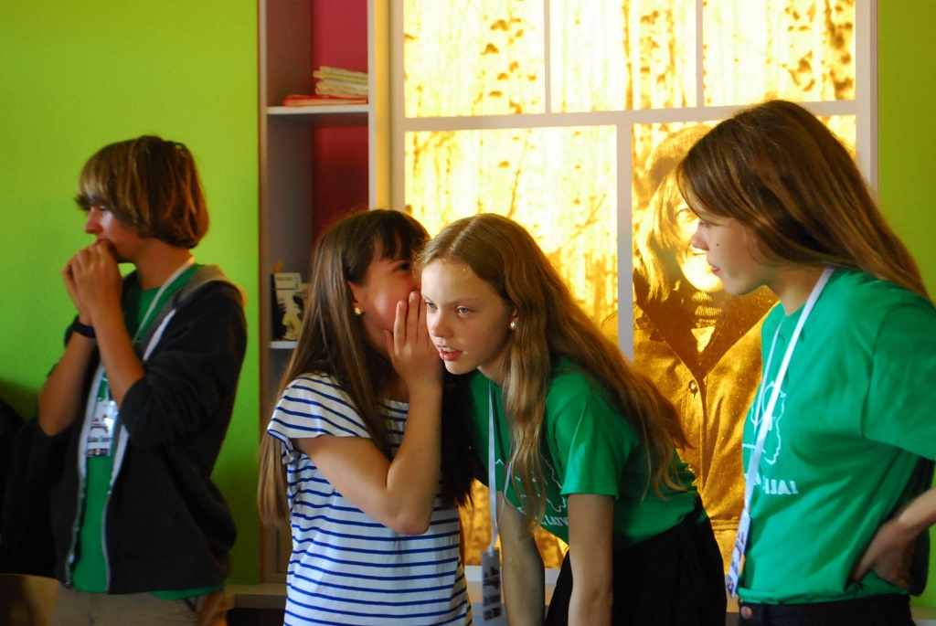 Projekta “Sveika, Latvija!” grupas dalībnieki ar Valkas Jāņa Cimzes skolēniem izlaušanās spēlē veic uzdevumu. 