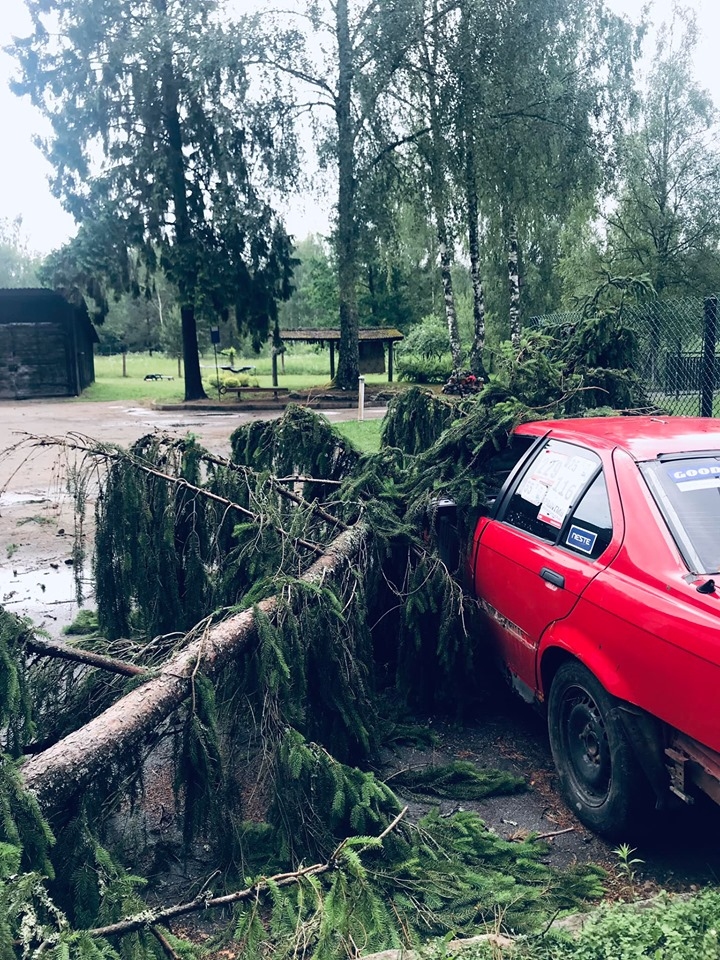 Sociālā tīkla facebook lietotāja Santa Lelle internetā publicējusi vairākas fotogrāfijas, kurās redzams, kā pagalmā sagāzti koki, viens no tiem virsū automašīnai. Fotogrāfiju autore kā atrašanās vietu norādījusi Strenčus, piebilstot, ka tā ir neliela daļa no postījumiem.                     
Autors:  NO FACEBOOK