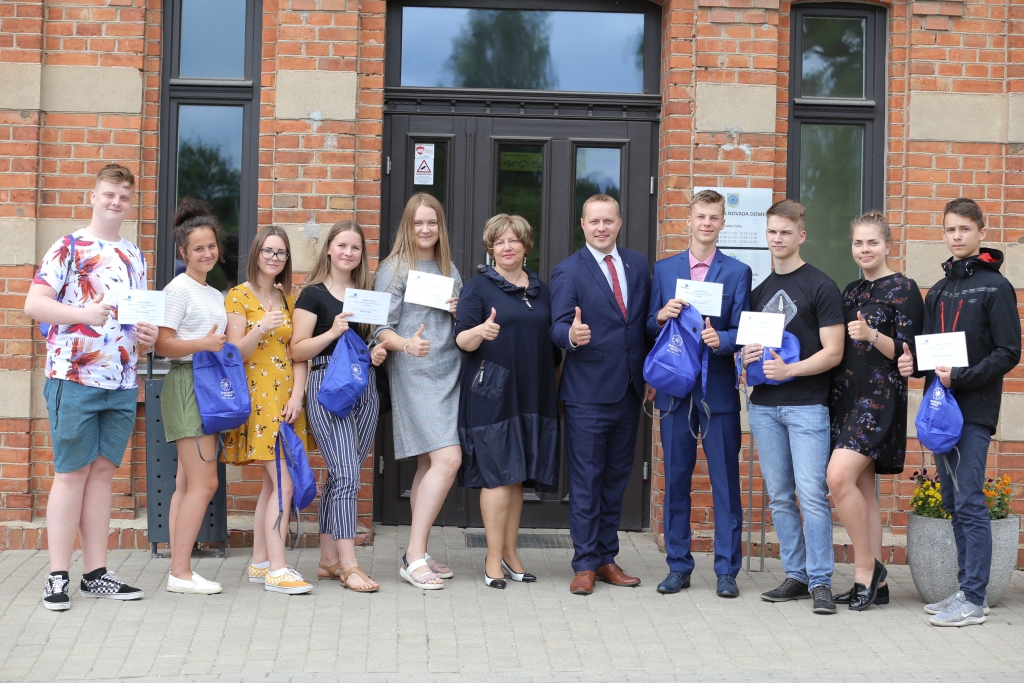 Smiltenes novada domes priekšsēdētājs Gints Kukainis un Smiltenes novada Izglītības pārvaldes vadītāja Gunta Grigore kopā ar atlases konkursa dalībniekiem, kuri pretendēja mācību apmaiņas programmas braucienam uz ASV.                                                                                                                                                                        
Autors:  SANTA SINKA