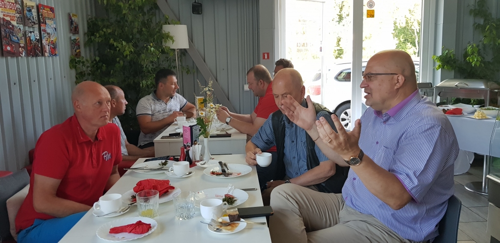 Valkas un Valgas uzņēmēju brokastis ir iespēja neformālā gaisotnē satikt ne tikai citam citu, bet arī pašvaldību vadītājus un ar viņiem aprunāties (attēlā no labās – Valkas novada domes priekšsēdētājs Vents Armands Krau­klis).                                                                                           
Autors:  GUNTA SMANE
