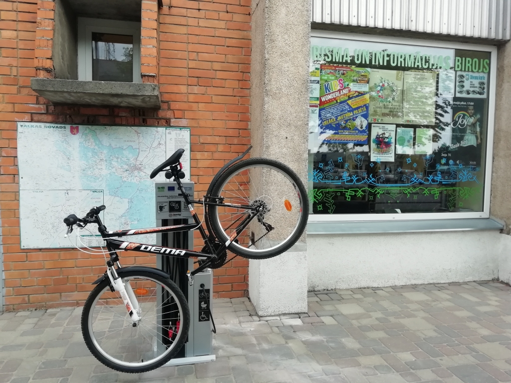 Velosipēdu pašapkalpošanās stendā pie Valkas Tūrisma un informācijas biroja var arī piepumpēt riepas, šo iespēju izmanto gan valcēnieši, gan tūristi. 
Autors:  DIĀNA AŅINA