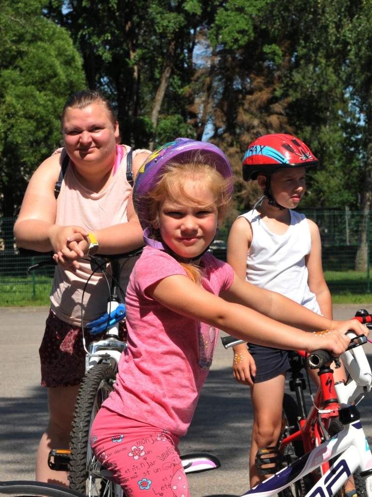 Šogad Velopiknikā uz saviem velosipēdiem, lai pieveiktu distanci, sēdās arī paši mazākie dalībnieki, kuri pirmos šādus braucienus aizvadīja bērnu sēdeklīšos.