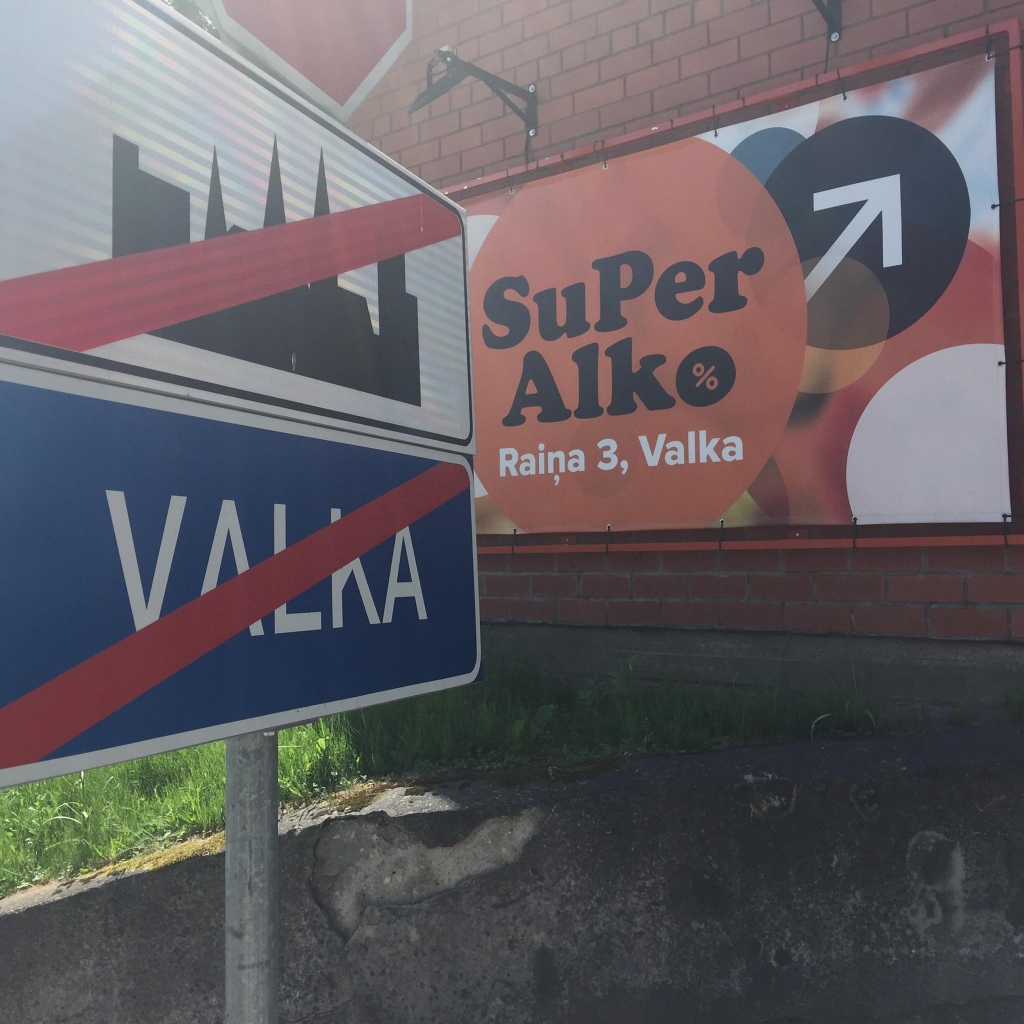 Vai, Igaunijas valdībai samazinot akcīzes nodokļa likmi daļai alkoholisko dzērienu – alum, sidram un stiprajiem dzērieniem, alkohola tūrismam Latvijas pierobežā, tai skaitā Valkā, tiks pārvilkta trekna svītra? Tirgotāji cerīgi raugās Latvijas valdības virzienā, gaidot mūsu Saeimas galīgo balsojumu.                                                                                                                           
Autors:  INGŪNA JOHANSONE