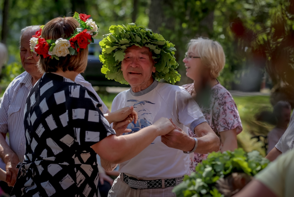 Sirmgalvus neaizmirst, par viņiem atcerās, īpaši tos godinot svētkos. Smiltenes pansionāta iemītnieki lustējās jau 20. jūnijā.                                                               
Autors:  SANTA SINKA
