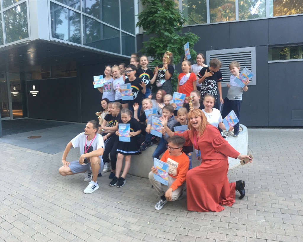 Konkursa žūrijas dalībnieks Iļja Vlasenko, Latvijas Nacionālās Operas un baleta horeogrāfs, atzinīgi novērtēja studijas JOY horeogrāfiju un norādīja, ka  katrs studijas JOY priekšnesums ir pelnījis būt festivāla noslēguma koncertā.