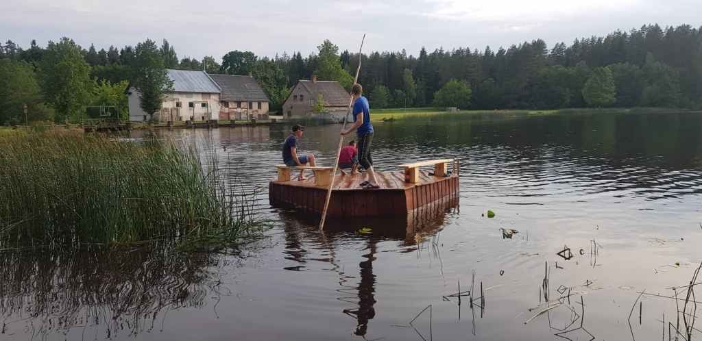 Valkas novada pašvaldībai piederošais Zāģezers ir vienīgā vieta Valkā un Valgā, kur nopeldēties, neskaitot Pedeles upi, tāpēc pie ezera atpūšas gan latvieši, gan igauņi, un brīvdienās tur ir tik daudz cilvēku kā siļķes mucā. Diemžēl ezera publiskā infrastruktūra, ieskaitot dažādu aktivitāšu piedāvājumu, ir “ zīdaiņa autiņos”. Kamēr nerīkojas pašvaldība, rīkojas trīs uzņēmīgi valcēnieši Jānis Kosemje, Mārcis Skrastiņš un Igors Grečins (attēlā), uzbūvējot plostu un ļaujot ar to bez maksas vizināties pa Zāģezeru ikvienam, kurš vēlas.  
Autors: VADIMS GILS