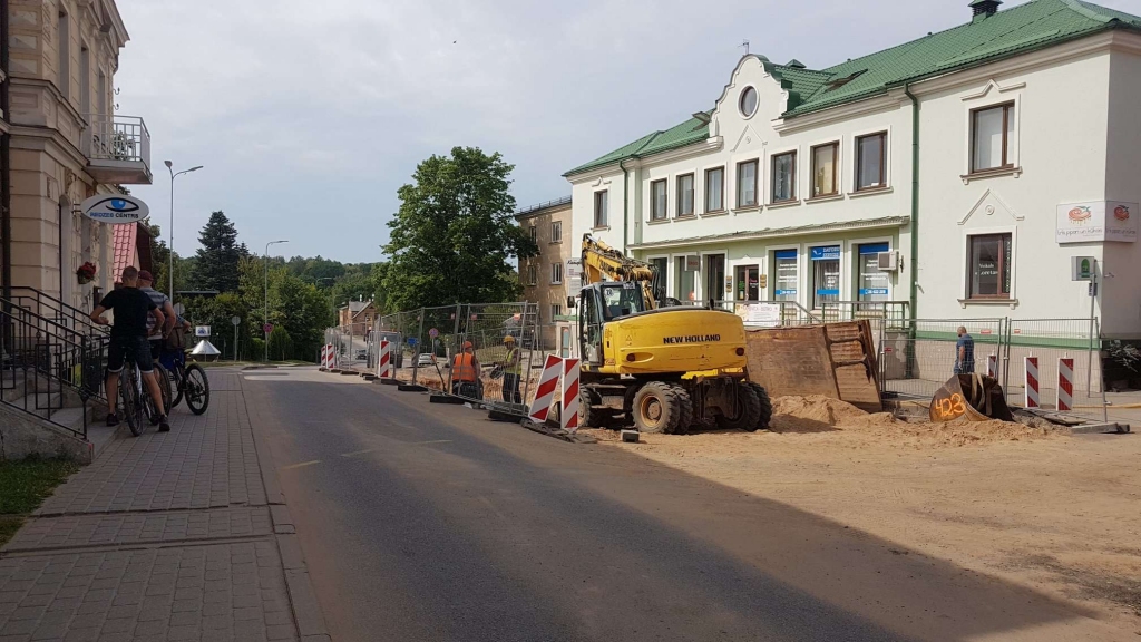 Smiltenes iedzīvotāji un viesi aicināti ņemt vērā jaunos satiksmes ierobežojumus pilsētas centra pārbūves zonā. Kopš ceturtdienas transportlīdzekļiem ir slēgta satiksme posmā no Abulas līdz Marijas ielai.         
Autors:  SANTA SINKA
