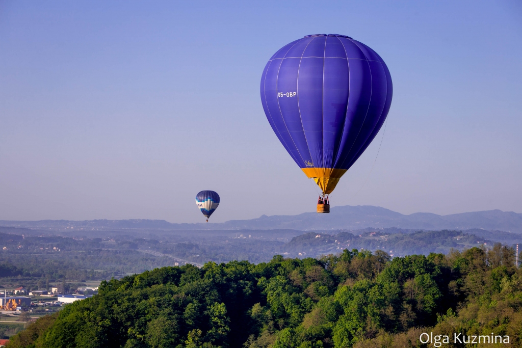 Tikpat aizraujoši, kā lidot gaisa balonā, ir palikt apkalpē uz zemes. Jautāsiet, kāpēc? Balons nepiezemējas vietā, kur tas paceļas. Atzīsiet, ka, redzot gaisa balonu debesīs, esat tam sekojuši uz zemes. Tieši to pašu dara komandas dalībnieki – seko automašīnā balonam, izmantojot navigāciju, aplikācijas, kā arī sazinoties ar pilotu. Rīta lidojumam sekoju līdzi no zemes, kas ir ne mazāk atbildīgs uzdevums. Tieši šajā reizē īsti nedarbojās aplikācija un ik pa laikam navigācija pieļāva kļūdas. Tāpēc autovadītājam ir jābūt ne tikai pieredzējušam, bet arī jāspēj saglabāt miers neparedzētās situācijās. Iepriekšējā vakara lidojumā piezemējāmies uz slēgta ceļa, bet šajā – balonam bija uzmanīgi jātrāpa starp diviem kokiem, lai veiksmīgi nosēstos tīrumā.                                                                                                                          
Autors:  OLGA KUZMINA 