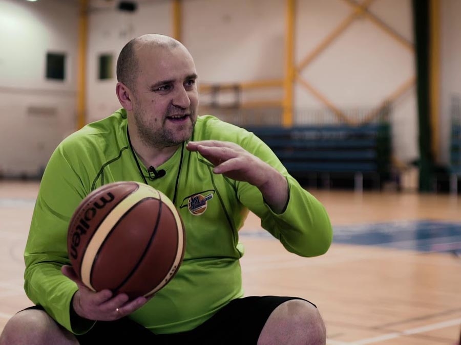 RAIMONDS MIGLINIEKS:
• labākais saspēles vadītājs Latvijas basketbola izlases vēsturē; 
• bijis Latvijas basketbola valstsvienības spēlētājs, Nacionālā koledžu sporta asociācijas (NCAA) Lielās Rietumu konferences 1996. gada labākais basketbolists; 
• spēlējis ULEB Eirolīgas kluba “Šlask Wroclaw” un Maskavas “CSKA” rindās; 
• 2001./2002. gada Eirolīgas labākais piespēļu dalītājs visā līgā; 
• 2001. gadā kopā ar Latvijas basketbola izlasi izcīnīja 8. vietu Eiropas čempionātā; 
• Latvijas izlases rindās aizvadījis kopumā 56 spēles; 
• 2001. gada Eiropas čempionāts Raimondam Migliniekam kļuva par trešo un pēdējo šādu turnīru spēlētāja lomā, jo cirkšņa un gūžas traumu dēļ sportists jutās nomocīts un 2003. gada rudenī pieņēma lēmumu spēlēšanai pielikt punktu.  
Autors:   PUBLICITĀTES FOTO