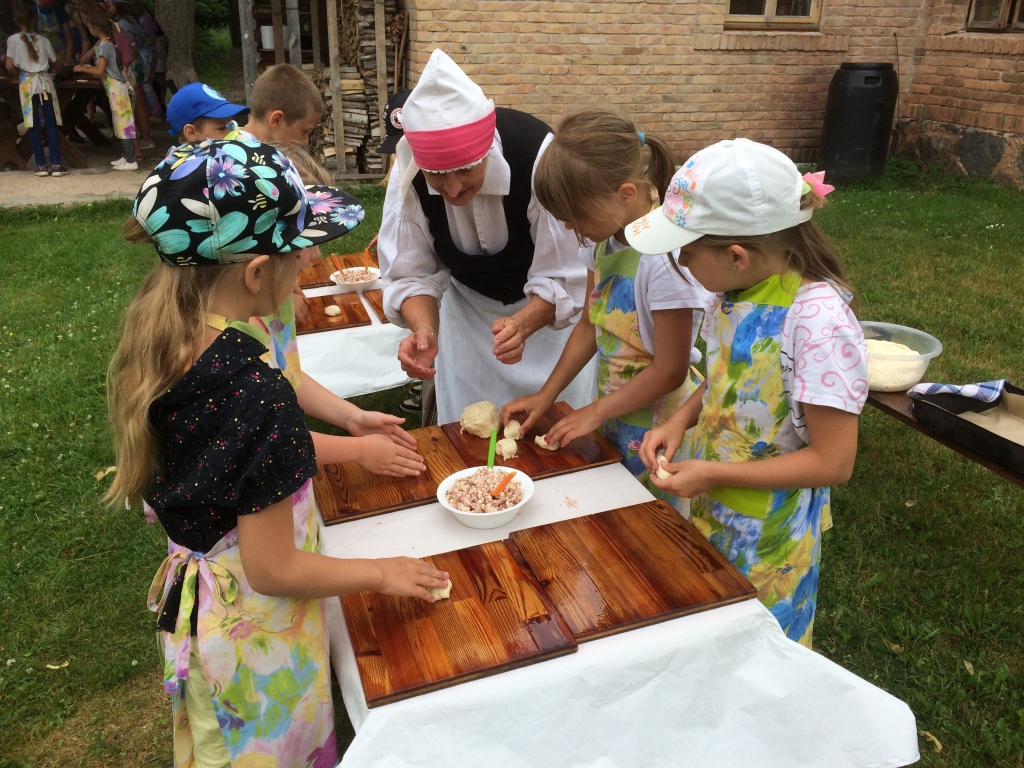 Cēsīs, maizes muzejā bērni gatavoja un cepa pīrādziņus.
Autors:  NO PERSONĪGĀ ARHĪVA