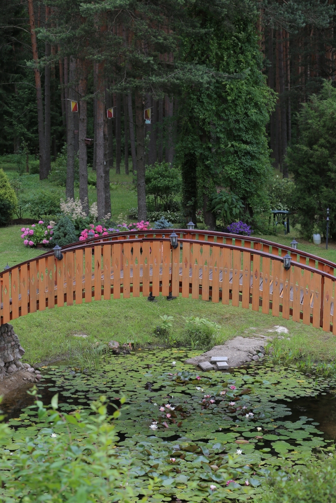 Raugies, uz kuru pusi gribi, meža ielokā paveras skaista ainava. Tas ir daudzu gadu rūpīgs un regulārs smilteniešu Pērkstiņu ģimenes darbs, jo īpaši Daces.