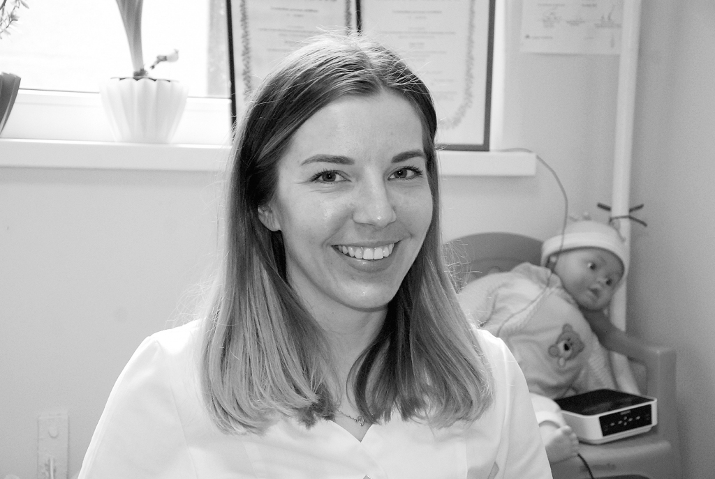 “Nemelošu, pati arī pavadu laiku, skatoties telefonā,” ar smaidu atzīst fizioterapeite Ieva Volgemute. Viņa uzsver, ka būtiski to darīt pareizi un ne ilgāk par stundas ceturksni no vietas.